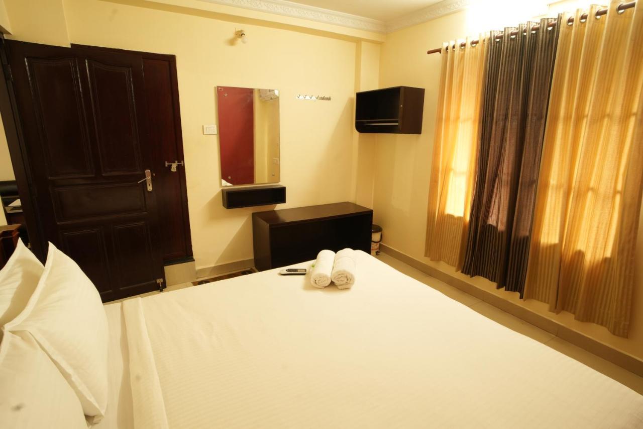 K V Suites Kochi Exterior foto